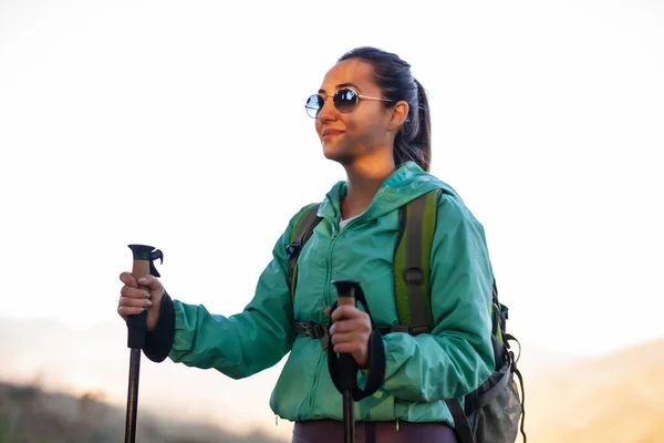 Mochilero Chica Excursionista Con Bastones Senderismo Durante Atardecer Las Montañas —  Fotos de Stock