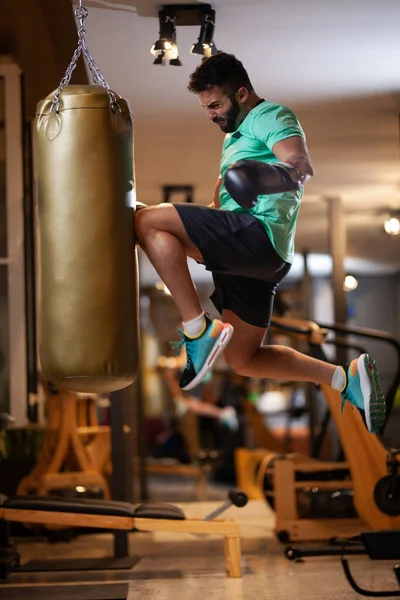 Hombre Musculoso Con Guantes Boxeo Salta Golpeando Saco Boxeo Con — Foto de Stock
