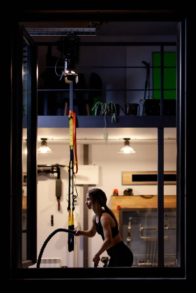 Fitt Lány Aki Kötelekkel Gyakorol Egy Fitnesz Stúdióban Kilátás Ablakon — Stock Fotó