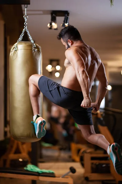 Muscular Sin Camisa Hombre Salto Golpeando Saco Boxeo Con Una — Foto de Stock