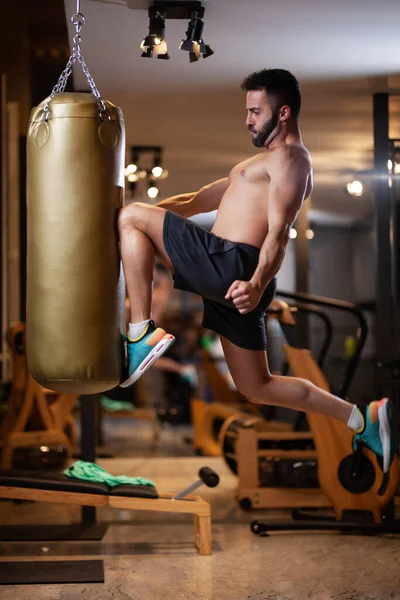 Мускулистый Мужчина Рубашки Прыгает Боксерскую Грушу Коленом Фитнес Студии — стоковое фото