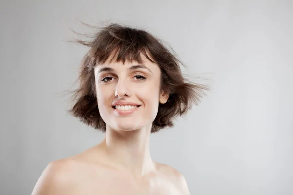 Studio Portrét Krásné Brunetky Dívka Krátkými Vlasy Vzduchu — Stock fotografie