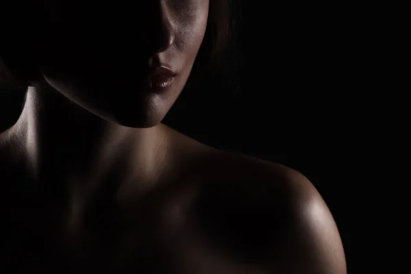 Темная Сторона Освещенный Портрет Женщины Короткими Волосами — стоковое фото