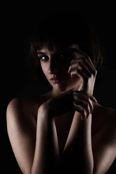 Lado Escuro Iluminado Retrato Beleza Uma Senhora Com Cabelo Curto — Fotografia de Stock