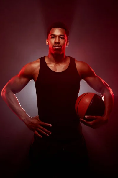 Lato Giocatore Basket Illuminato Con Colore Rosso Che Tiene Una — Foto Stock