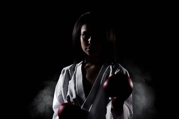 Piękna Dziewczyna Ćwiczenia Karate Pozować Krzyczeć Tle Mgły — Zdjęcie stockowe