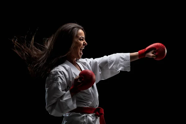 Mädchen Übt Karate Punch Und Schreit Vor Schwarzem Hintergrund — Stockfoto