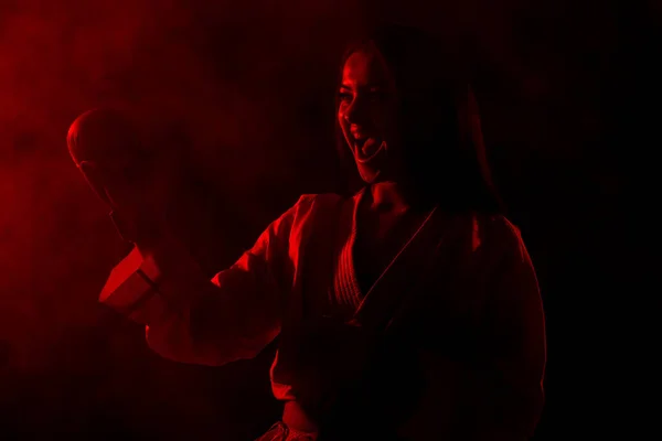 Mädchen Übt Karate Punch Vor Rotem Nebelhintergrund — Stockfoto