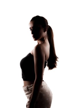 Beyaz arka planda uzun saçlı, güzel bir kızın yarım silueti..