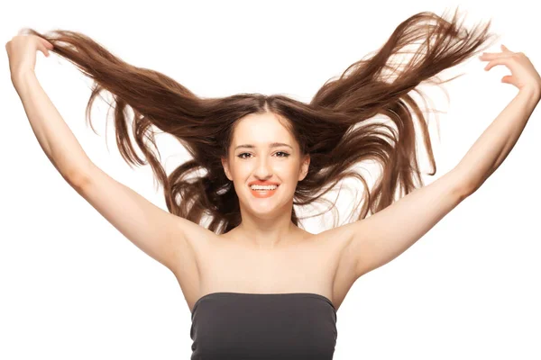 아름다운 소녀가 배경을 배경으로 스튜디오 사진을 찍는다 하늘에서 머리카락던지기 — 스톡 사진