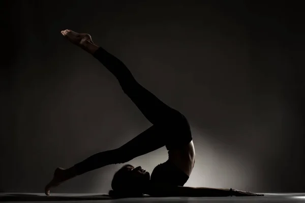 Fit Ballerine Fille Couché Étirement Pratiquant Des Poses Yoga Silhouette — Photo
