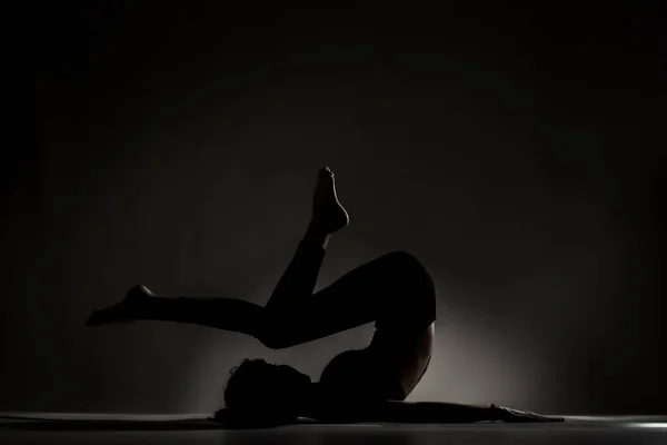 Fit Balerin Kız Yalan Söylüyor Yoga Pozları Veriyor Koyu Arkaplana — Stok fotoğraf
