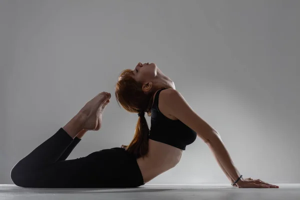 Fit Балерина Девушка Лежа Растягивая Практикуя Представления Yoga Сером Фоне — стоковое фото