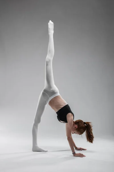 Fit Bailarina Niña Estirando Practicando Yoga Posa Sobre Fondo Gris —  Fotos de Stock