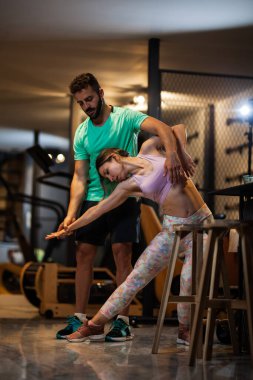 Birbirine aşık çiftler Bachata ve tango yapıyor. Kız ve erkek spor salonunda egzersiz yaparken eğleniyorlar..