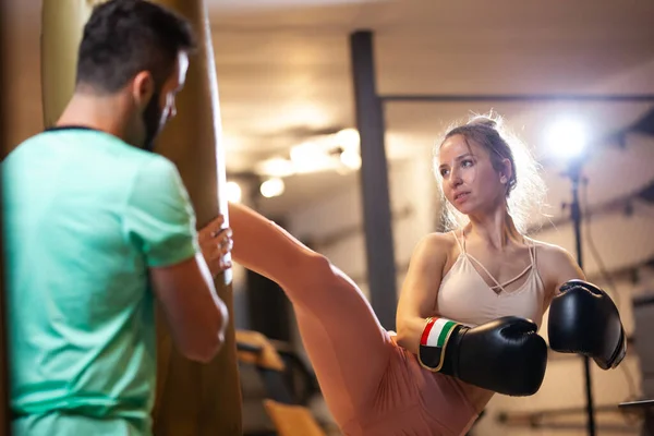 Fit Menina Com Luvas Boxe Batendo Saco Perfuração Instrutor Fitness — Fotografia de Stock