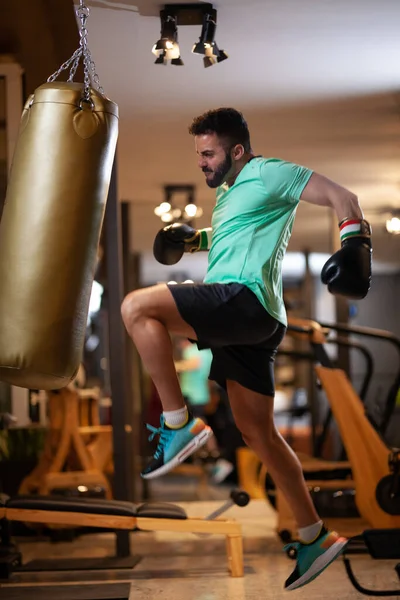 Homem Musculoso Com Luvas Boxe Pular Batendo Saco Perfuração Com — Fotografia de Stock
