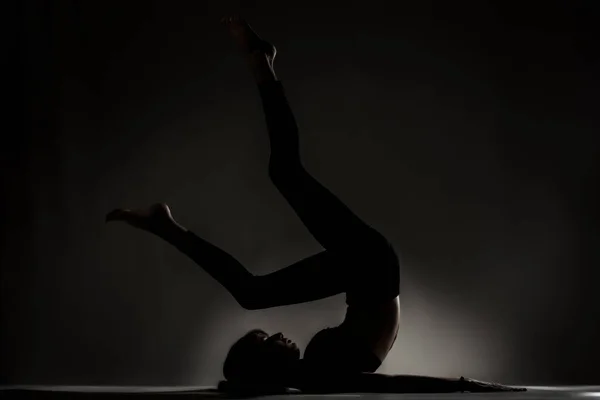 Ajuste Bailarina Menina Deitado Alongamento Praticando Poses Ioga Silhueta Iluminada — Fotografia de Stock