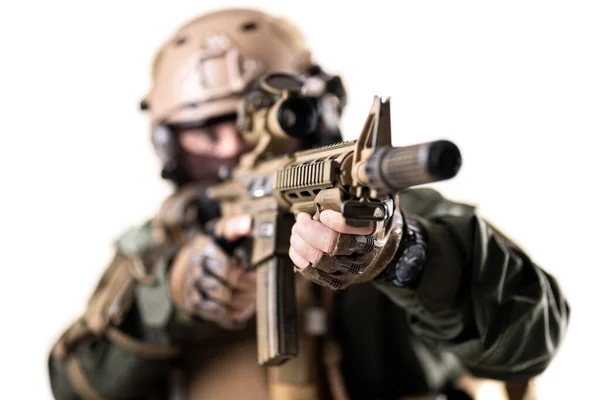 Soldato Completamente Equipaggiato Con Equipaggiamento Tattico Mirante Nemico Con Fucile — Foto Stock