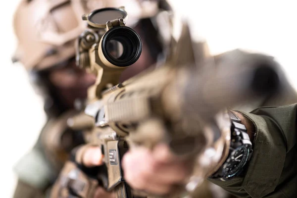 Soldat Entièrement Équipé Avec Équipement Tactique Visant Ennemi Avec Fusil — Photo