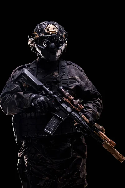 Pełny Korpus Pełni Wyposażony Żołnierz Odzież Taktyczną Sprzęt Odizolowany Czarnym — Zdjęcie stockowe