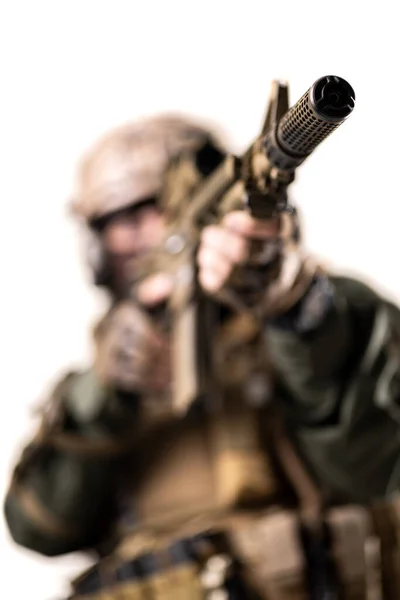 狙撃銃で敵を狙う戦術装備を完備した兵士 ライフルに集中しろ 白い背景に隔離され — ストック写真