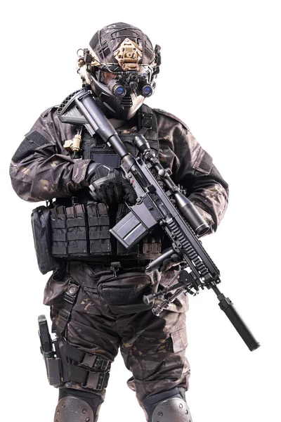 Ganzkörperausgerüsteter Soldat Taktischer Kleidung Und Ausrüstung Isoliert Auf Weißem Hintergrund — Stockfoto