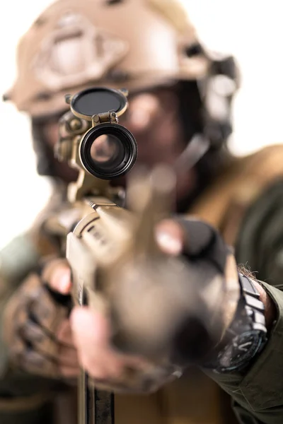 Plně Vybavený Voják Taktickým Vybavením Míří Nepřítele Odstřelovací Puškou Mělké — Stock fotografie
