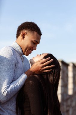 Üsküp Kuzey Makedonya 'daki Kale Kalesi' nin duvarlarında çok ırklı bir çift var. Aşık bir adam ve kadın.