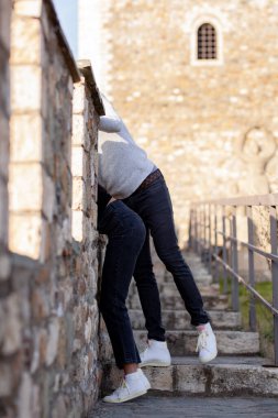 Üsküp Kuzey Makedonya 'daki Kale Kalesi' nin duvarlarında poz veren çok ırklı bir çift. Aşık bir adam ve kadın.