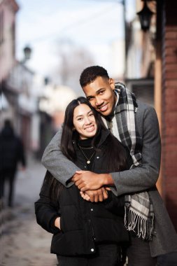 Dar sokaklarda poz veren çok ırklı bir çift. Üsküp, Kuzey Makedonya 'daki eski Türk Çarşısı.