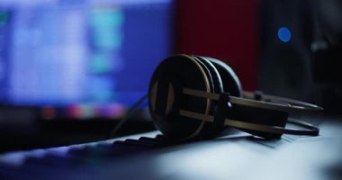 Soyut kadın elleri klavye enstrümanından kulaklık alıyor. DJ veya yapımcı müzik yapıyor.