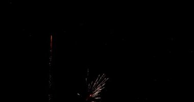 Gökyüzünde havai fişekler. bir çok farklı şekil boyutlar ve renkler