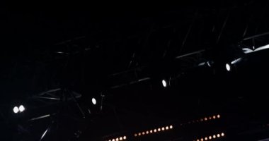 Müzikal performans sırasında sahne ışıklarının yanıp sönen ve dönen ışık huzmeleri