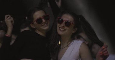 Sahnenin önünde dans eden kızlar yanıp sönen ışıklarla.