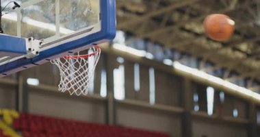 Antrenman sırasında soyut basketbol cam sedyesi. Bir top bir topa vurdu, potayı ıskaladı..
