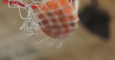 Antrenman sırasında soyut yakın çekim basketbol ringi. Üç top birbiri ardına sayı yapıyor..