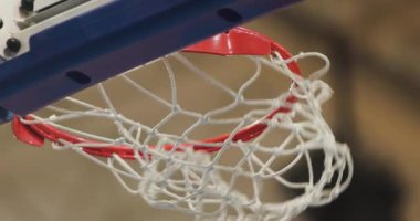 Antrenman sırasında soyut yakın çekim basketbol ringi. Bir top basket atıyor, bir top potayı kaçırıyor..