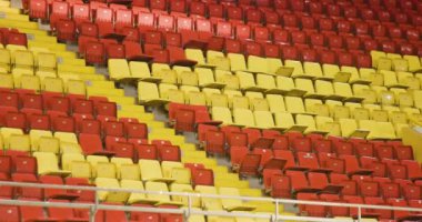 Spor salonundaki soyut renkli sandalyeler. Odaklanamayan basket topları ön planda uçuyor..