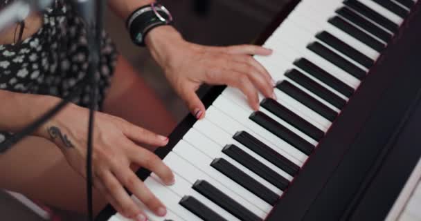 女孩弹奏键盘乐器 Dj或音乐制作人在录音室制作音频曲目 从上面看 — 图库视频影像