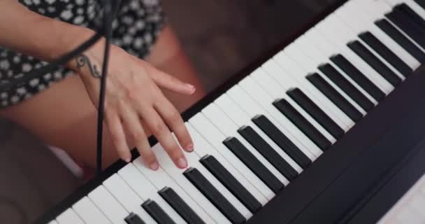 Girl Playing Keyboard Instrument Music Producer Making Audio Tracks Studio — Video