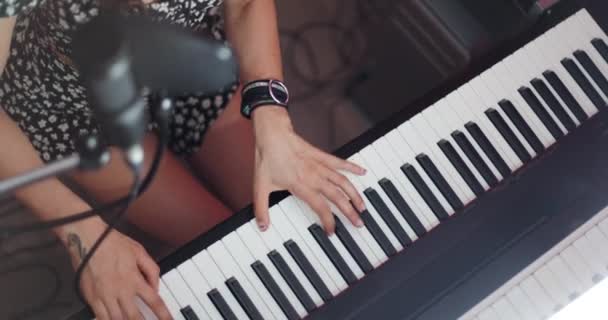 Menina Tocando Instrumento Teclado Produtor Musical Fazendo Faixas Áudio Estúdio — Vídeo de Stock