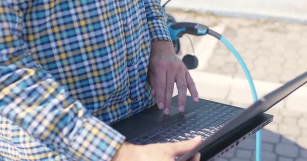 Man Business Casual Outfit Next Electric Vehicle Businessman Working Laptop — Vídeo de Stock
