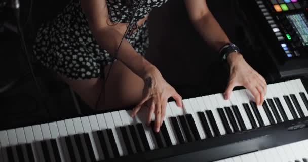 Girl Playing Keyboard Instrument Music Producer Making Audio Tracks Studio — Vídeos de Stock