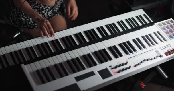Ragazza Suonare Strumento Tastiera Produttore Musicale Che Tracce Audio Studio — Video Stock