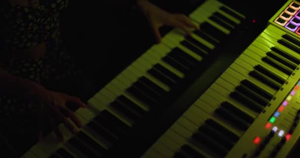 Girl Playing Keyboard Instrument Producer Making Music Colorful Flashing Lights — Vídeos de Stock