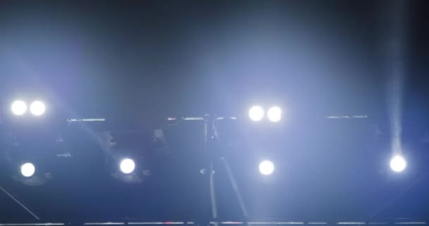 Blinkende Und Rotierende Lichtstrahlen Von Bühnenlichtern Auf Einer Konstruktion Während — Stockvideo