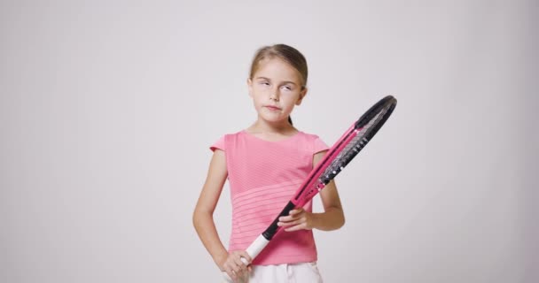 Genç Bayan Tenisçi Raket Tutuyor Pembe Spor Kıyafetli Kız Sıkılmış — Stok video