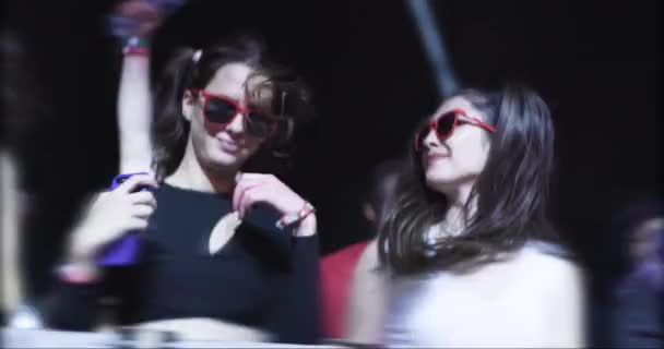 Meninas Dançando Multidão Frente Palco Com Luzes Piscando — Vídeo de Stock