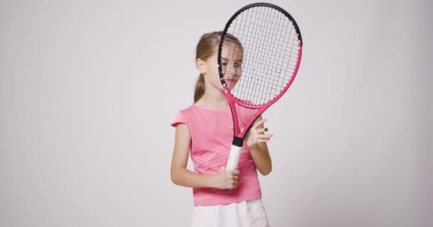 Junge Tennisspielerin Mädchen Rosa Sportkleidung Schaut Schläger Und Lächelt — Stockvideo